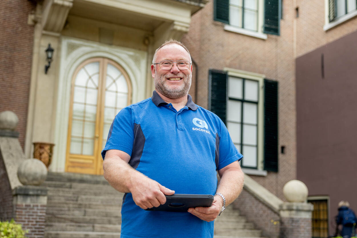 De inspecteur van SOCOTEC staat voor het monumentale Huis Doorn.