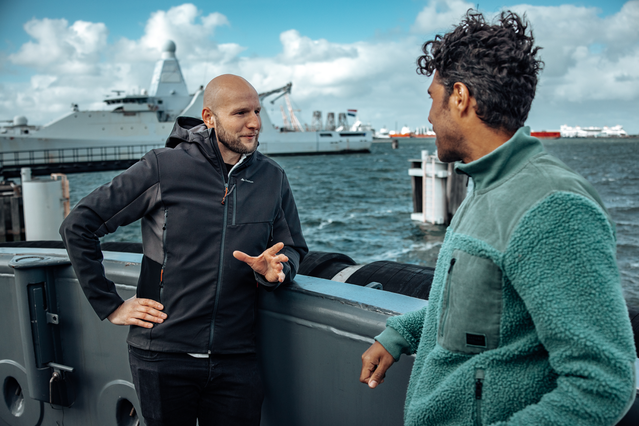 Pim Riemers (adviseur waterbouw RVB) en presentator Maurice Lede in Deel 4 campagne Techniek achter het Rijksvastgoed