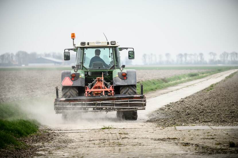 Arnold Michielsen op de tractor op zijn erf