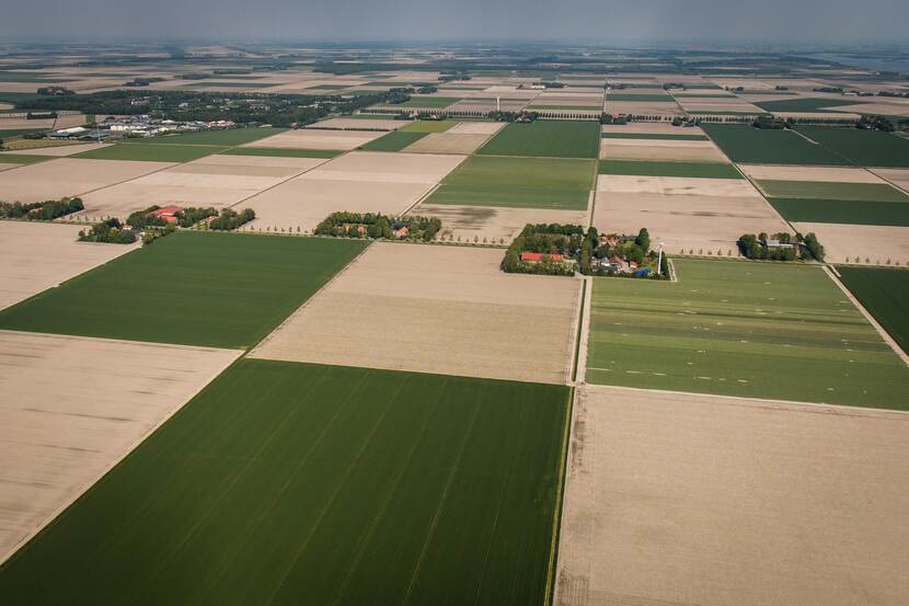 Luchtfoto van landbouwgronden en een agrarisch landschap