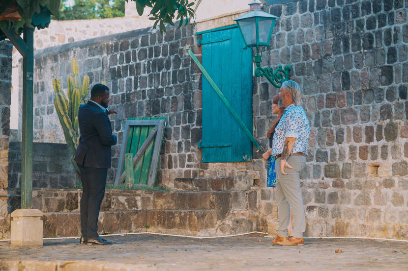 Heritage inspector Raimie Richardson (OLE), monumentenadviseur Marleen Greil (RVB) en objectmanager Dennis Stratermans (RVB) naast de voormalige gevangenis van Fort Oranje op Sint Eustatius