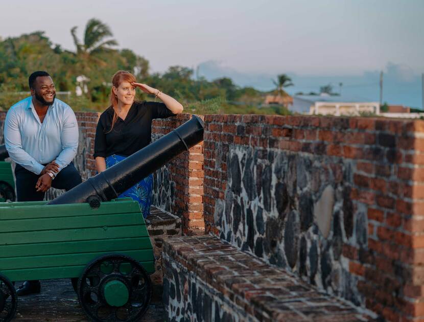 Erfgoedadviseur Raimie Richardson (OLE) en monumentenadviseur Marleen Greil (RVB) bij de kantelen van Fort Oranje op Sint Eustatius