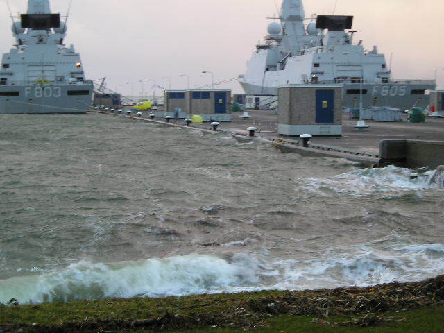 Hoogwater in Den Helder in 2007. De schepen kunnen nog net aanmeren aan de kades.