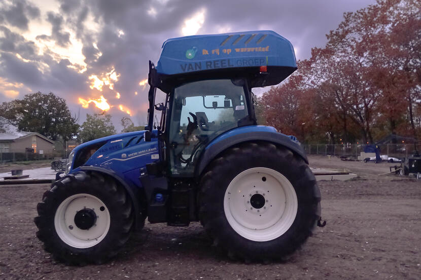 De tractor op waterstof had meerdere functies tijdens de bouw van het gezondheidscentrum.