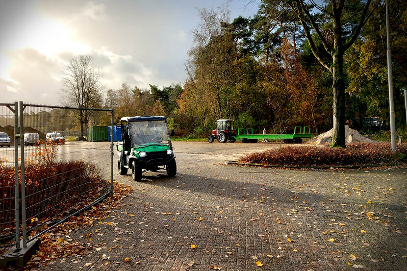 Elektrische golfkarretjes waren hét vervoer op en over de bouwplaats van de Tonnetkazerne.