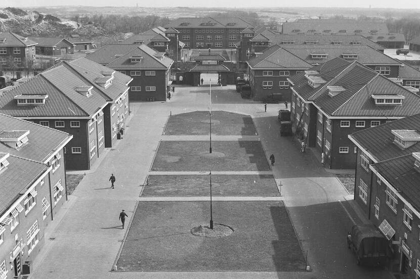 Zwart-wit luchtfoto van de Frederikkazerne in Den Haag