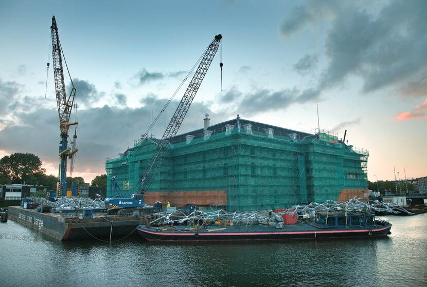 Het Scheepvaartmuseum staat in de steigers tijdens de renovatie.