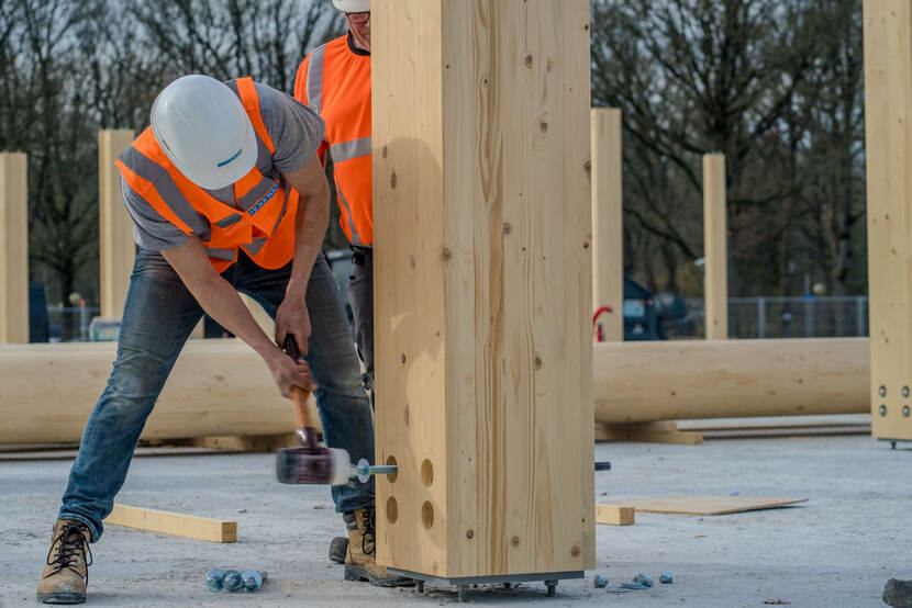 Bouwvakkers bezig met het circulaire rijkskantoor in Assen