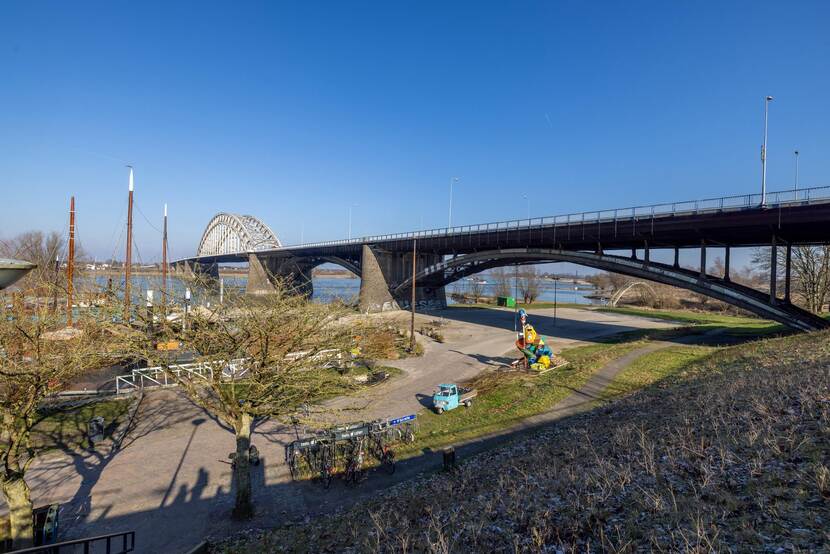 Het RVB verhuurt de grond onder de Waalbrug in Nijmegen onder andere voor een evenement