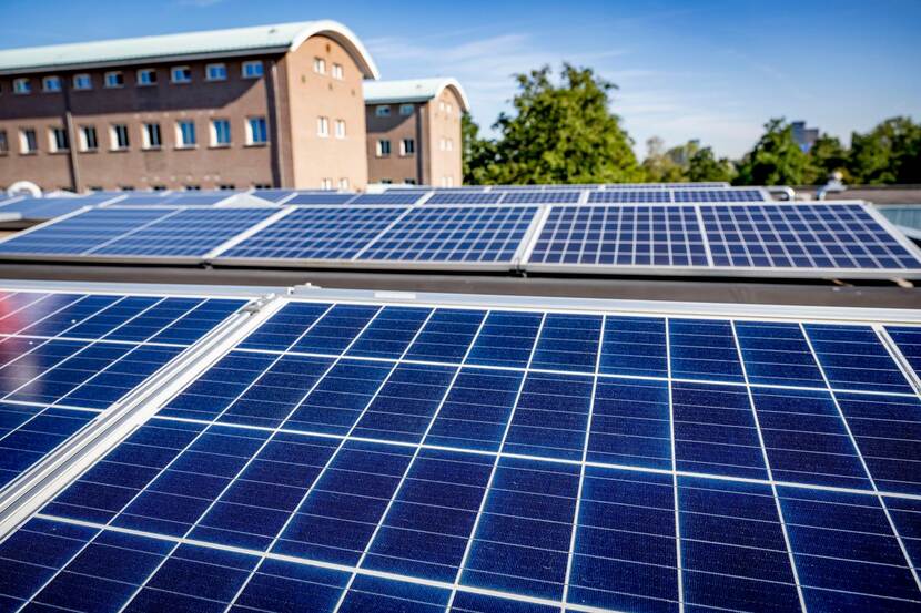 Zonnepanelen op de Van Ghentkazerne